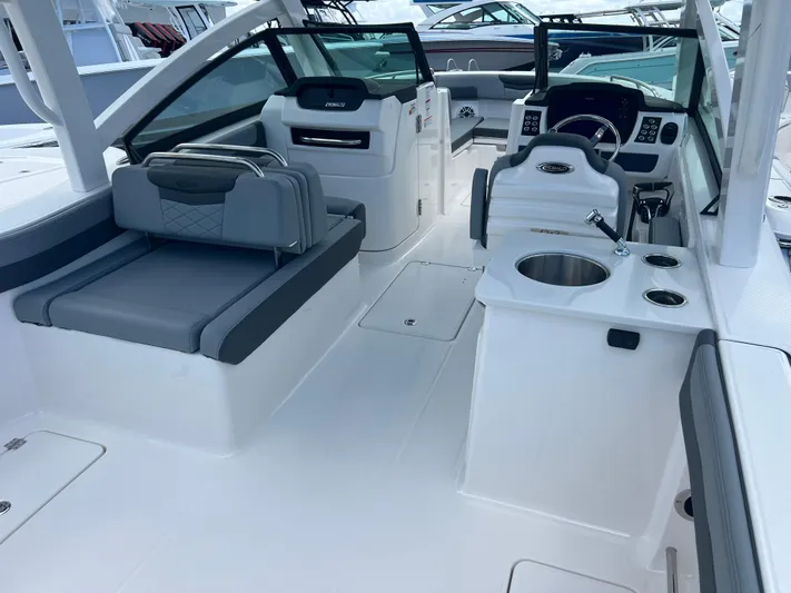  Yacht Photos Pics 2025 Robalo R257 Dual Console boat interior with seating and helm, featuring modern design.