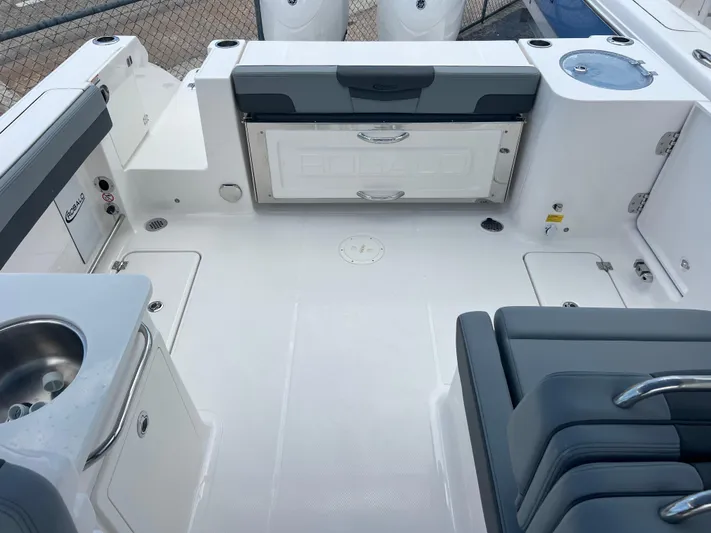  Yacht Photos Pics 2025 Robalo R257 Dual Console boat interior with seating, storage, and sink.