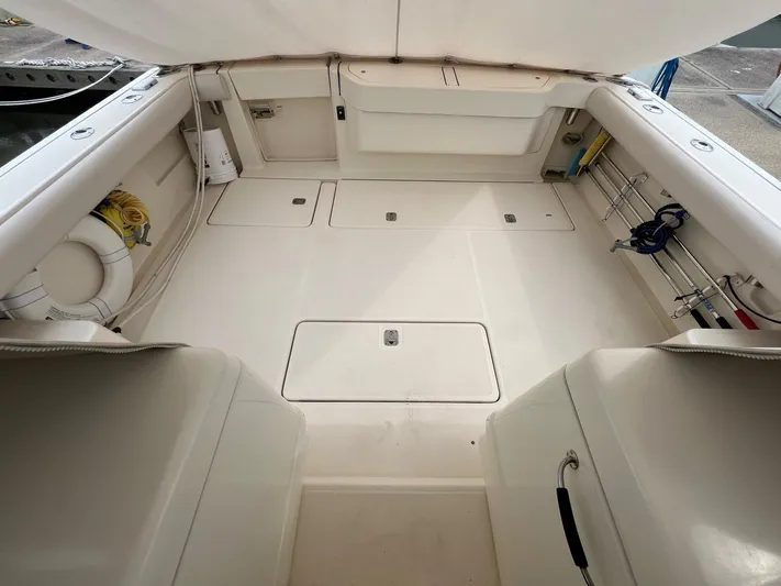  Yacht Photos Pics 1998 Pursuit 3400 Offshore DIESEL boat deck, spacious and well-equipped for fishing.