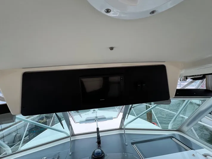  Yacht Photos Pics 1998 Pursuit 3400 Offshore DIESEL boat dashboard with navigation equipment.