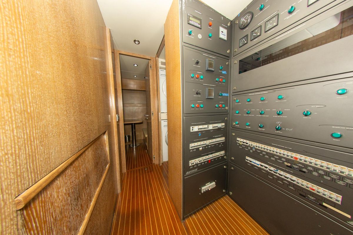 2006 Azimut 98 