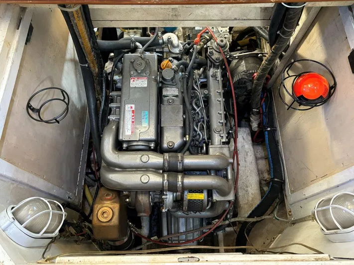 Luna Yacht Photos Pics 100 HP Yanmar Engine