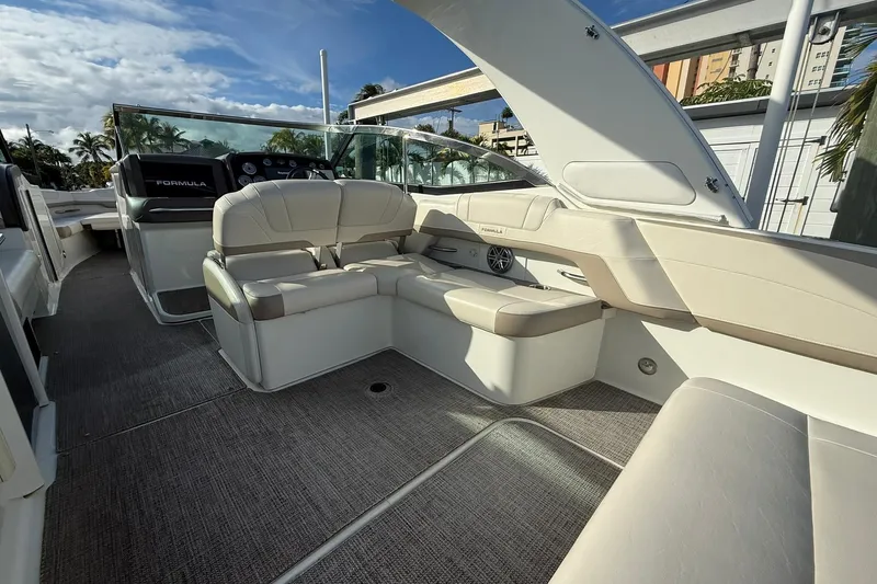  Yacht Photos Pics Formula 33 - Cockpit