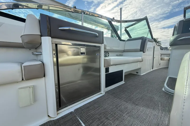  Yacht Photos Pics Formula 33 - Cockpit