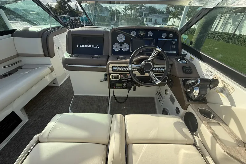  Yacht Photos Pics Formula 33 - Helm