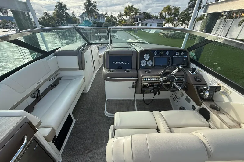  Yacht Photos Pics Formula 33 - Helm