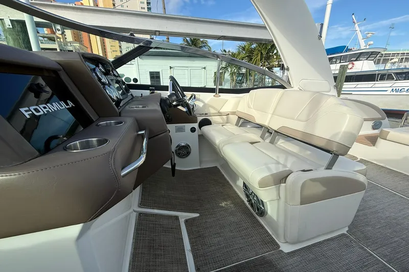  Yacht Photos Pics Formula 33 - Helm