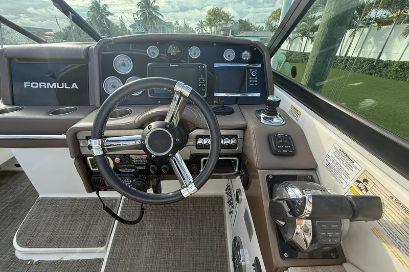  Yacht Photos Pics Formula 33 - Helm