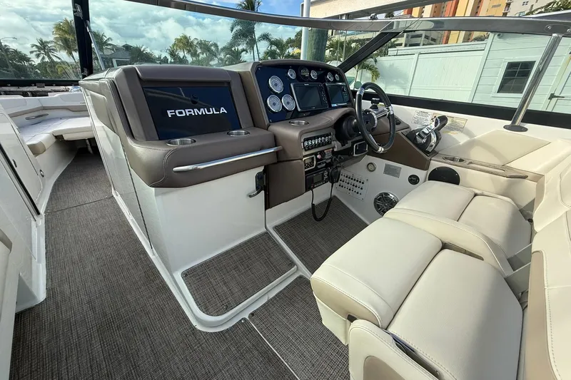  Yacht Photos Pics Formula 33 - Helm