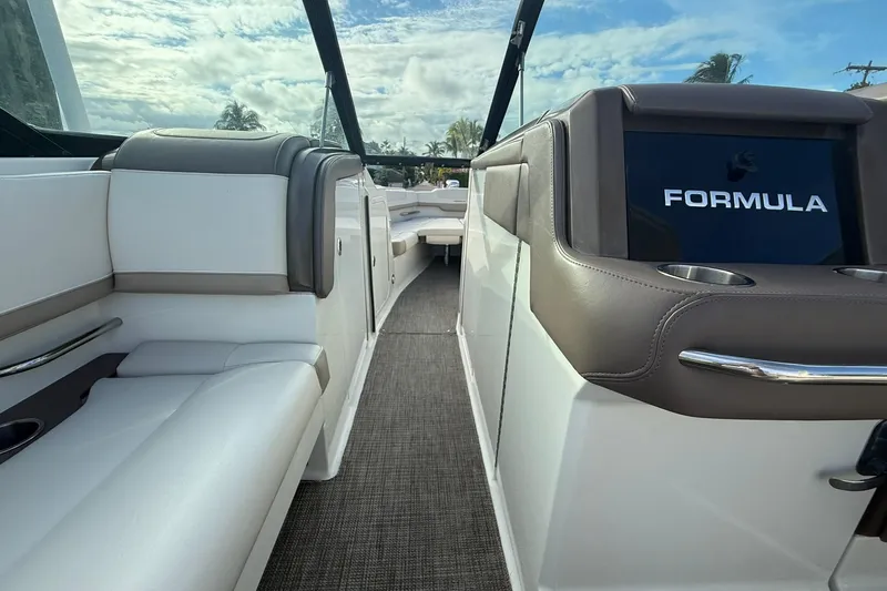  Yacht Photos Pics Formula 33 - Helm