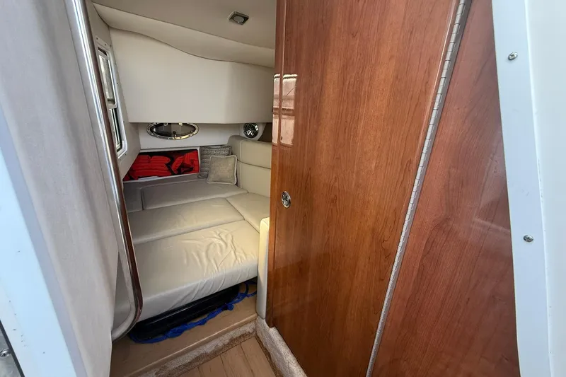  Yacht Photos Pics Formula 33 - Cabin