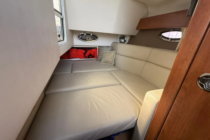  Yacht Photos Pics Formula 33 - Cabin