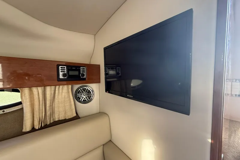  Yacht Photos Pics Formula 33 - Cabin