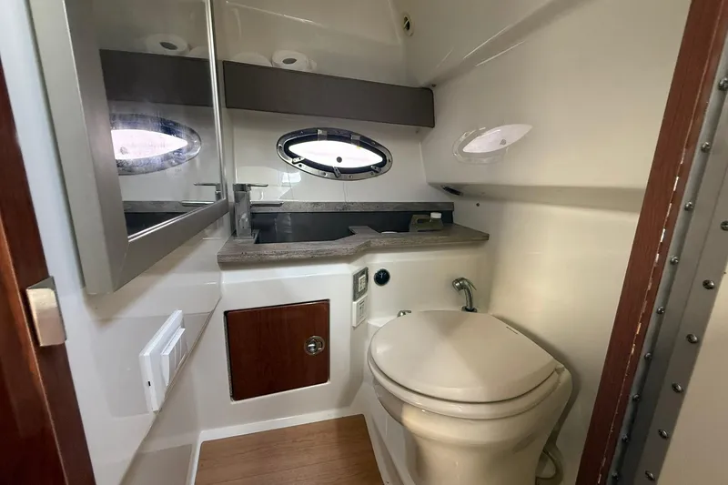  Yacht Photos Pics Formula 33 - Cabin Head