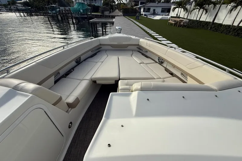  Yacht Photos Pics Formula 33 - Bow