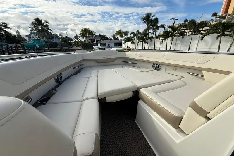  Yacht Photos Pics Formula 33 - Bow