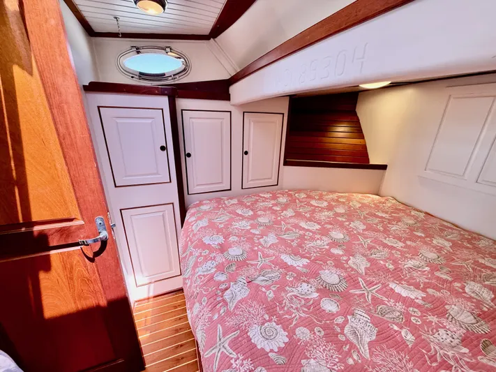  Yacht Photos Pics Cozy cabin interior of 2006 Mast & Mallet Thomas Point 40 with floral bedding.
