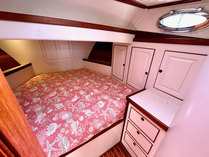  Yacht Photos Pics Cozy cabin interior of 2006 Mast & Mallet Thomas Point 40 with floral bedding.