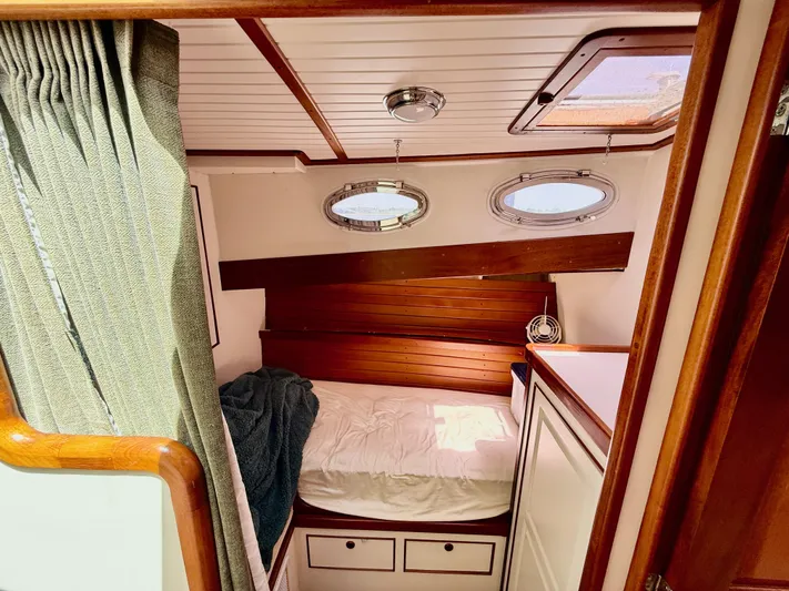  Yacht Photos Pics Cozy cabin interior of 2006 Mast & Mallet Thomas Point 40 boat.