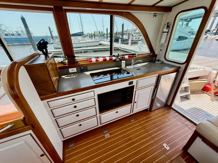 Yacht Photos Pics Elegant 2006 Mast & Mallet Thomas Point 40 yacht interior with modern kitchen and scenic marina view.