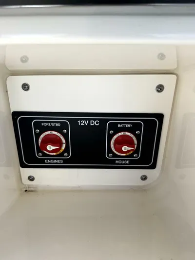 Salty Xperience Yacht Photos Pics 12V DC panel on 2020 Sea Ray 320 Sundancer OB Coupe boat.