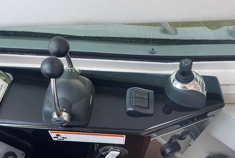 Navygator Yacht Photos Pics Regal 52 Sport Coupe - Helm