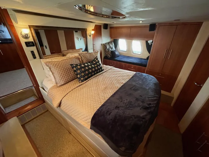 Navygator Yacht Photos Pics Regal 52 Sport Coupe - Master