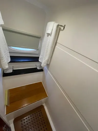 Navygator Yacht Photos Pics Regal 52 Sport Coupe - Master Head