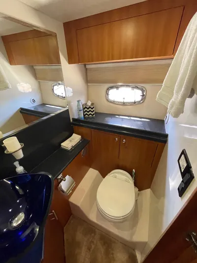 Navygator Yacht Photos Pics Regal 52 Sport Coupe - Master Head