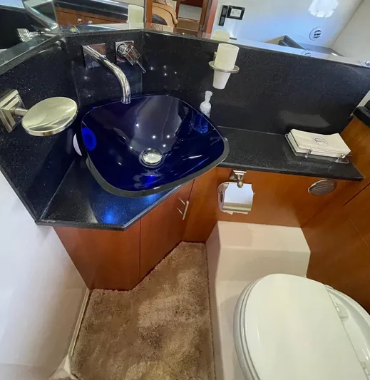 Navygator Yacht Photos Pics Regal 52 Sport Coupe - Master Head