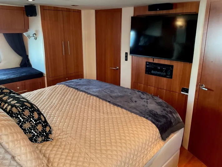 Navygator Yacht Photos Pics Regal 52 Sport Coupe - Master