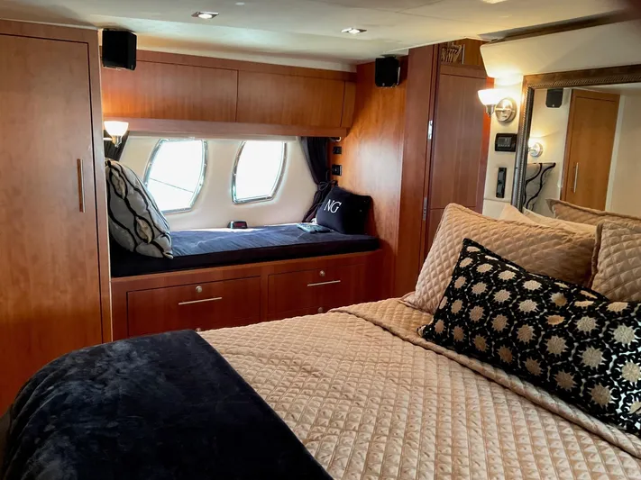 Navygator Yacht Photos Pics Regal 52 Sport Coupe - Master