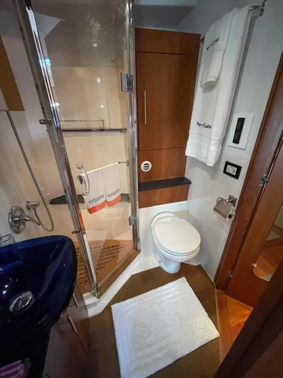 Navygator Yacht Photos Pics Regal 52 Sport Coupe - VIP Head