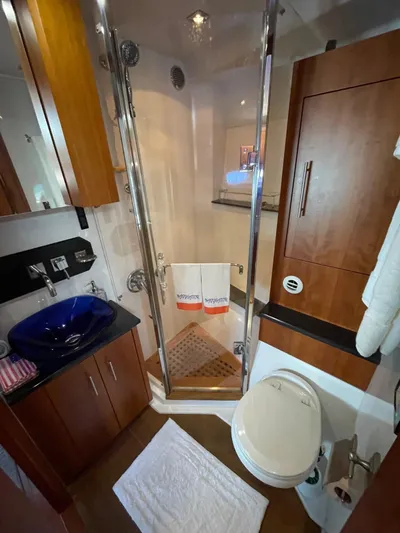 Navygator Yacht Photos Pics Regal 52 Sport Coupe - VIP Head