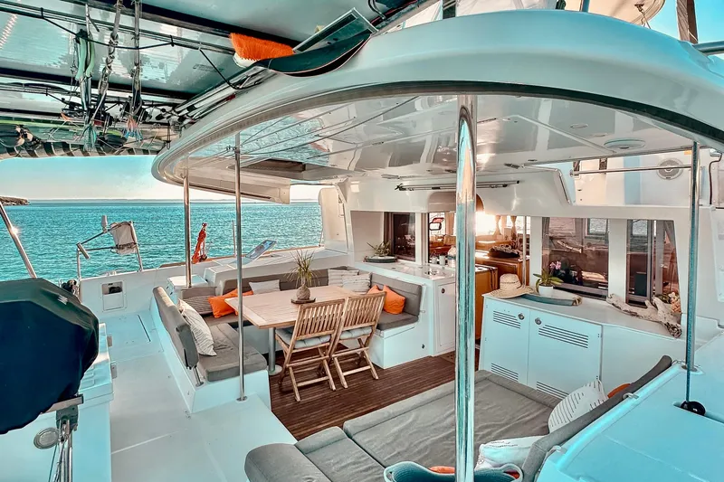  Yacht Photos Pics Luxurious Lagoon 450 F catamaran interior, 2016 model, featuring elegant seating and ocean views.