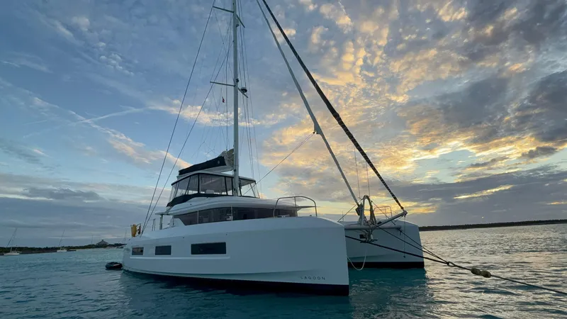 Halekulani Yacht Photos Pics 