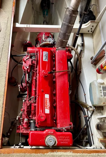 Harmony Yacht Photos Pics 1980 Custom TRI CABIN engine in boat compartment.