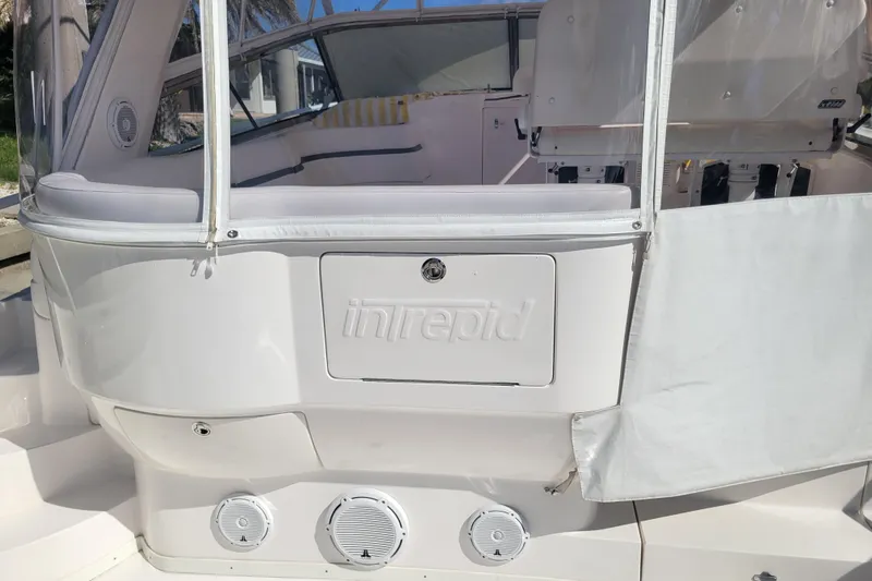 Previous Freshwater !! Yacht Photos Pics 2016 Intrepid 475 Sport Yacht, rear view with seating and speakers.