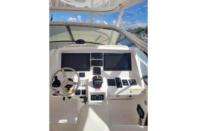 Previous Freshwater !! Yacht Photos Pics Helm of 2016 Intrepid 475 Sport Yacht with dual screens and controls.