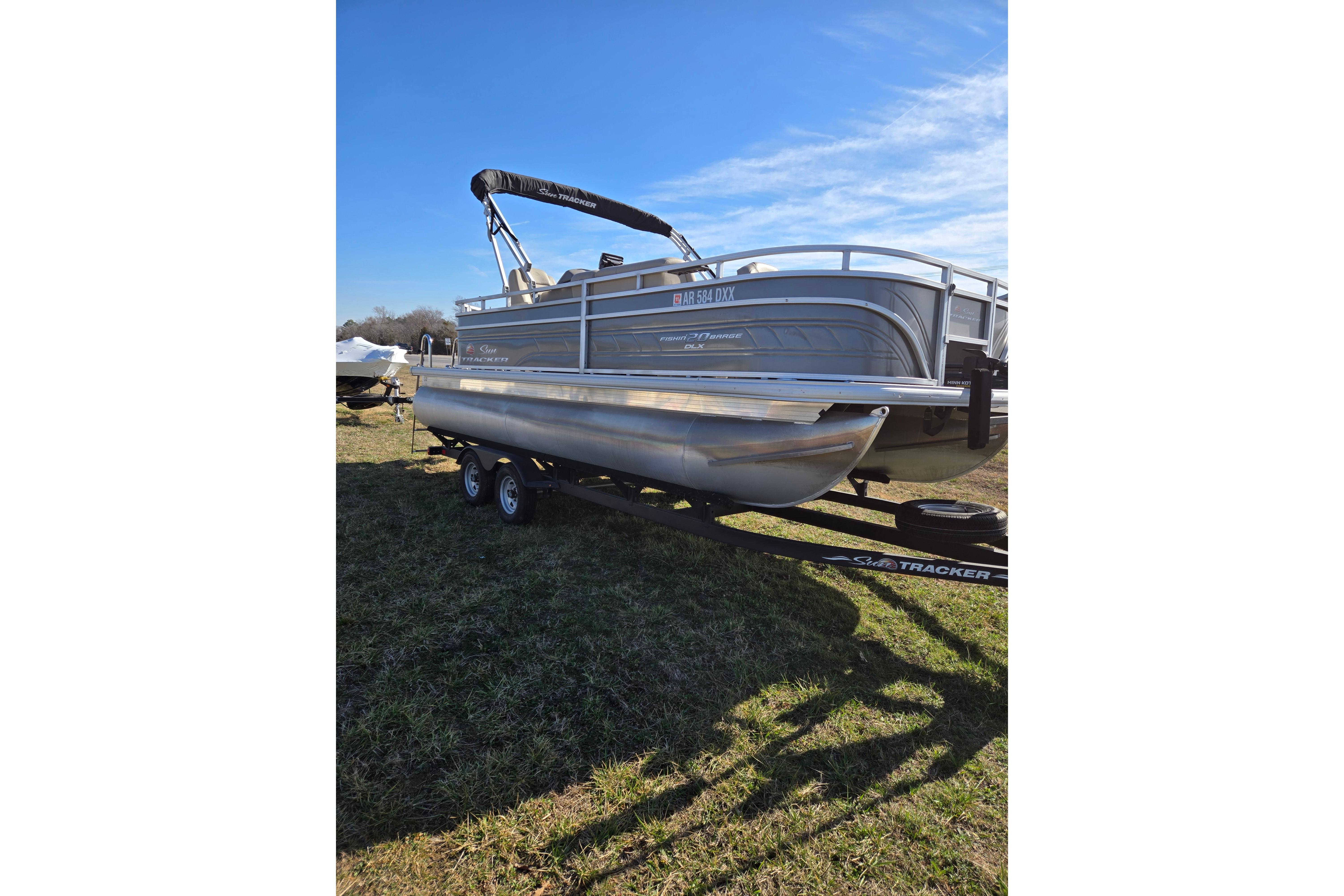 Sun Tracker Fishin' Barge 20 DLX