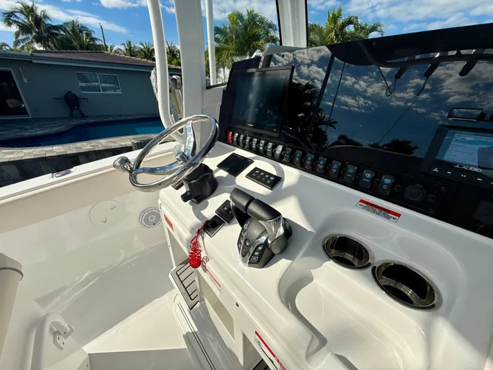  Yacht Photos Pics 2024 Sea Hunt Ultra 275 SE boat dashboard with steering wheel and controls.