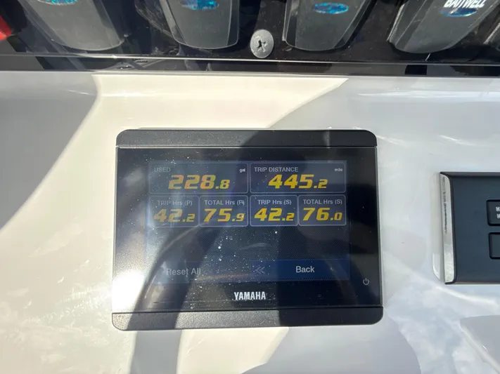  Yacht Photos Pics Yamaha display on 2024 Sea Hunt Ultra 275 SE showing trip and engine data.