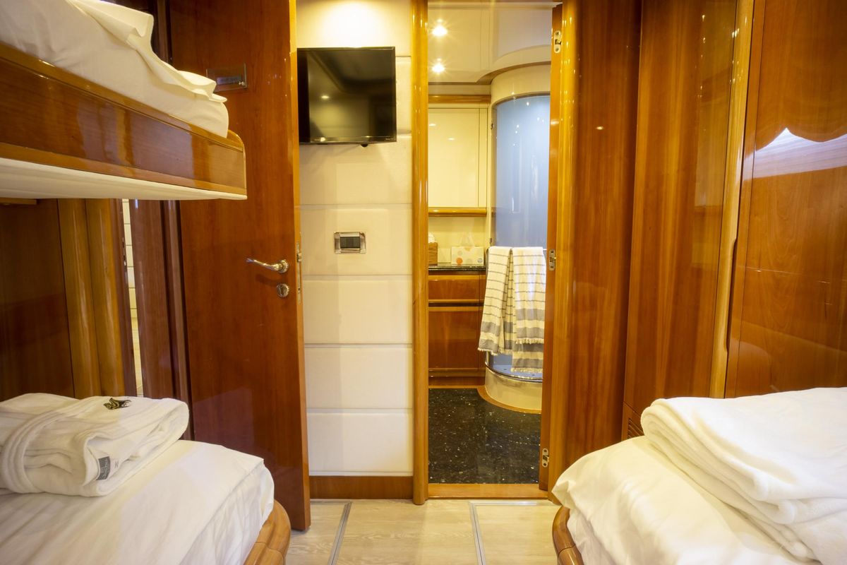 2000 Ferretti Yachts 94 