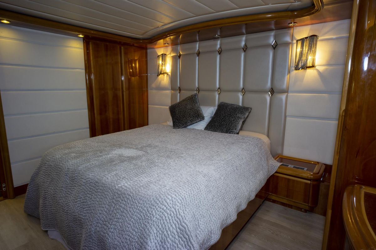 2000 Ferretti Yachts 94 