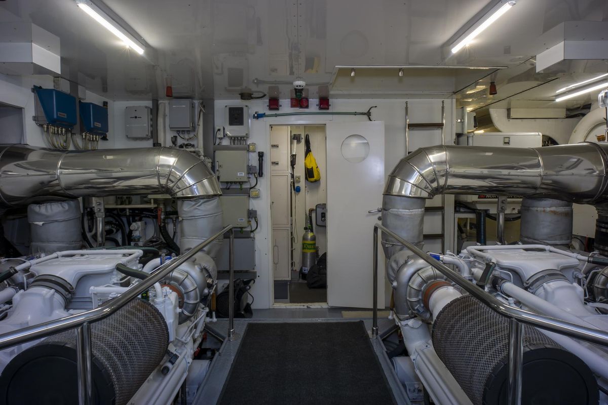 2000 Ferretti Yachts 94 