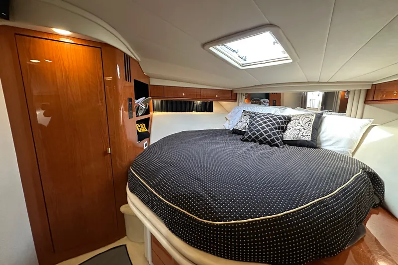 Navion Yacht Photos Pics Luxurious cabin interior of 2001 Sea Ray 510 Sundancer yacht with elegant bedding.