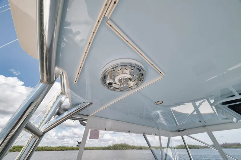 Sparkle Plenty Yacht Photos Pics 2009 Gamefisherman Express boat ceiling with stainless steel fixtures and clear sky background.