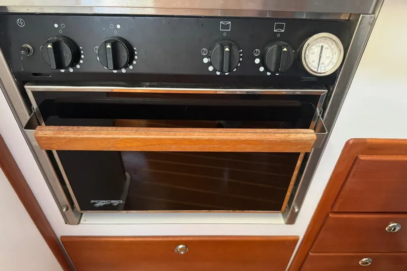 Pilgrim Yacht Photos Pics 2001 Legacy Soft Top oven with wooden handle and control knobs.