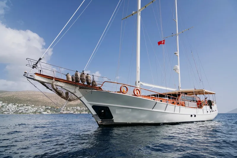  Yacht Photos Pics Custom 30M gulet yacht sailing on calm sea, 2005 model, with clear sky background.