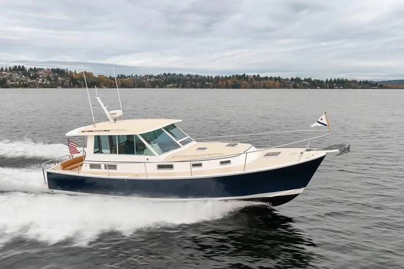 Peddler Yacht Photos Pics 2007 Bruckmann BLUESTAR boat cruising on a lake under cloudy skies.